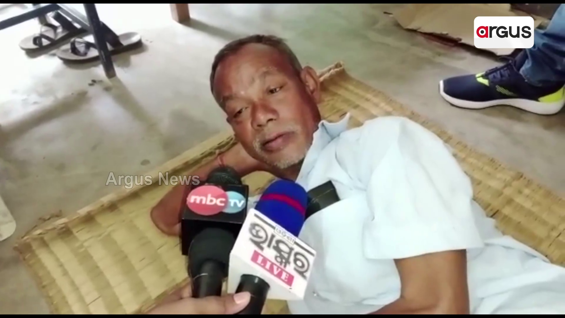 ସ୍କୁଲରେ ମଦ ପିଇ ଶୋଉଛନ୍ତି ପ୍ରଧାନ ଶିକ୍ଷକ !
