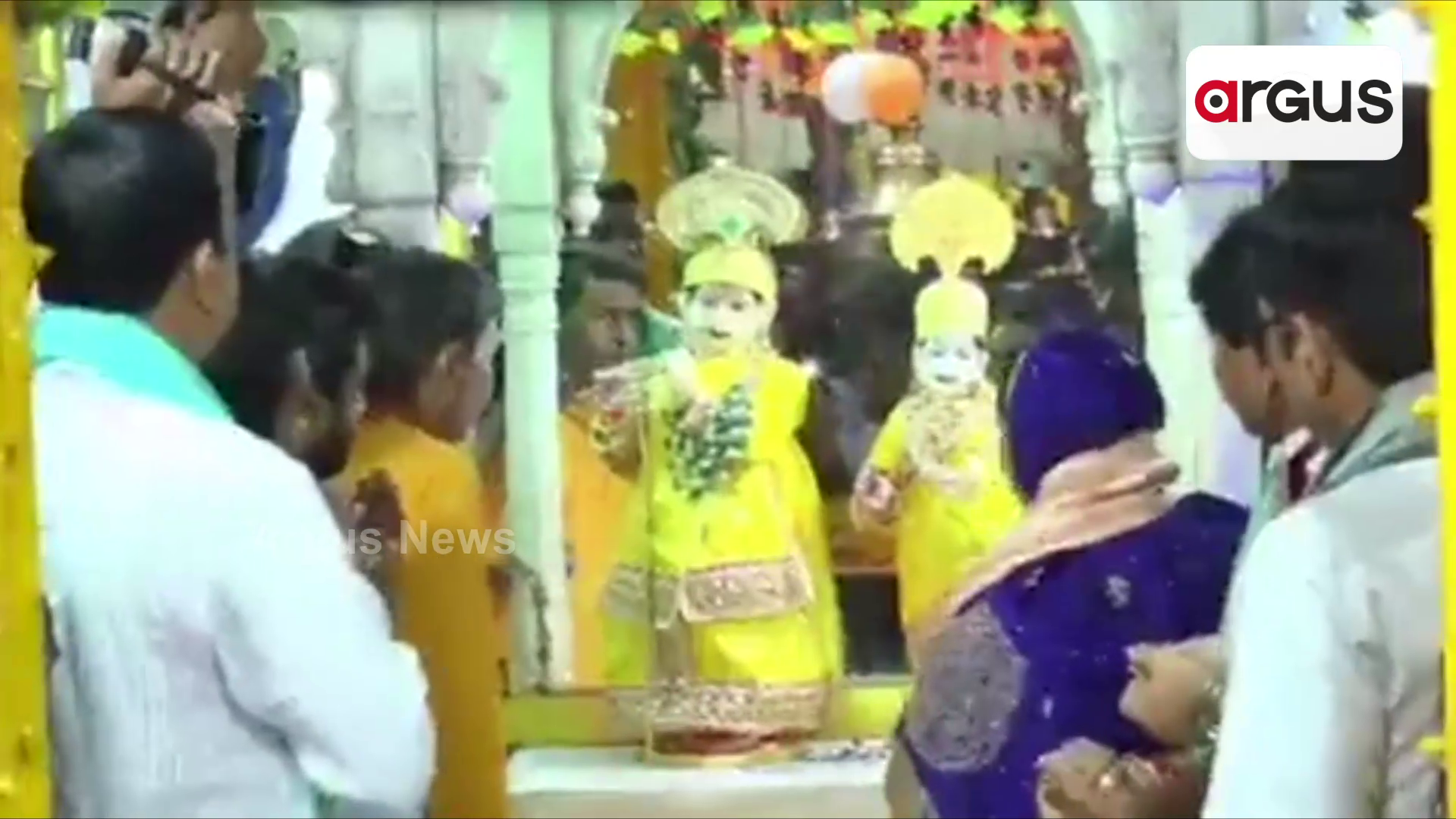 ଜନ୍ମାଷ୍ଟମୀ ପାଇଁ ୧୦୦ କୋଟି ଅଳଙ୍କାରରେ ସଜେଇ ହୋଇଛନ୍ତି ରାଧାକୃଷ୍ଣ