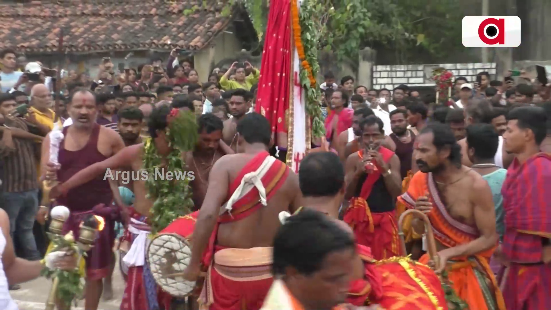 ଦୁର୍ଗାପୂଜା ଲାଗିର୍ ସବୁଆଡେ ଉସତର ମାହୋଲ୍ !