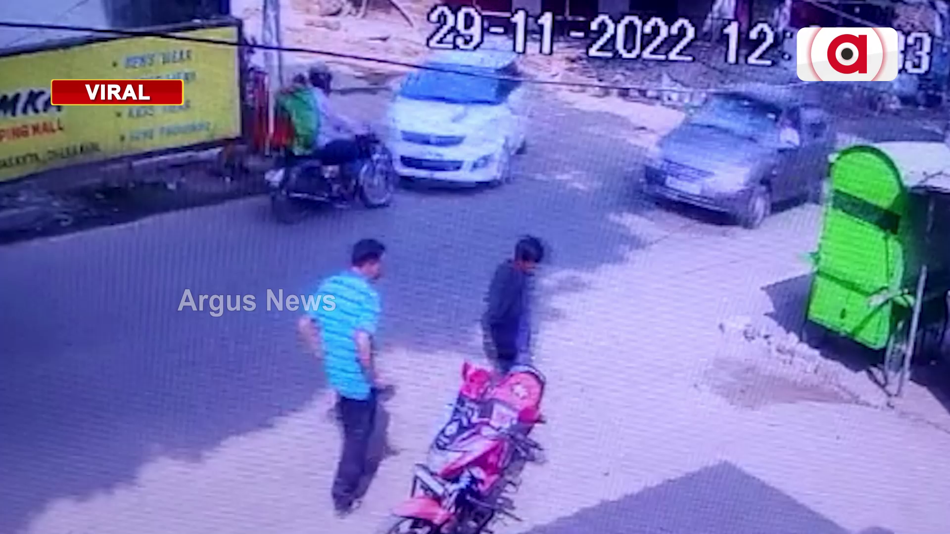 ବାଇକ୍ କୁ ପିଟିଲା ଦେଶୀ ମଦ ବୋଝେଇ କାର !
