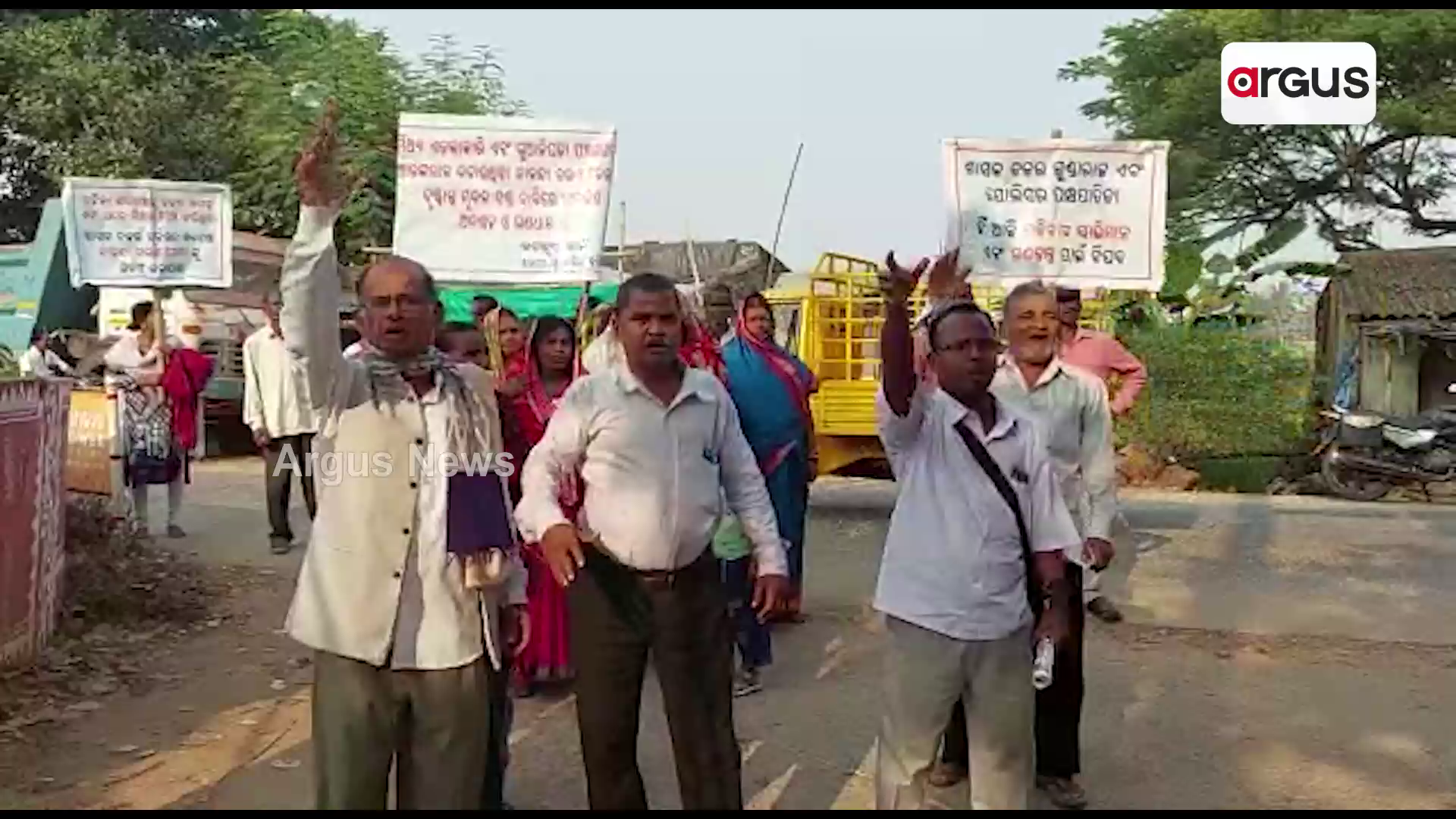 ନ୍ୟାୟଦାବୀରେ ଥାନା ସମ୍ମୁଖରେ ଦିବାରାତ୍ରି ଧାରଣା ଦେଲେ ମହିଳା ସରପଞ୍ଚ