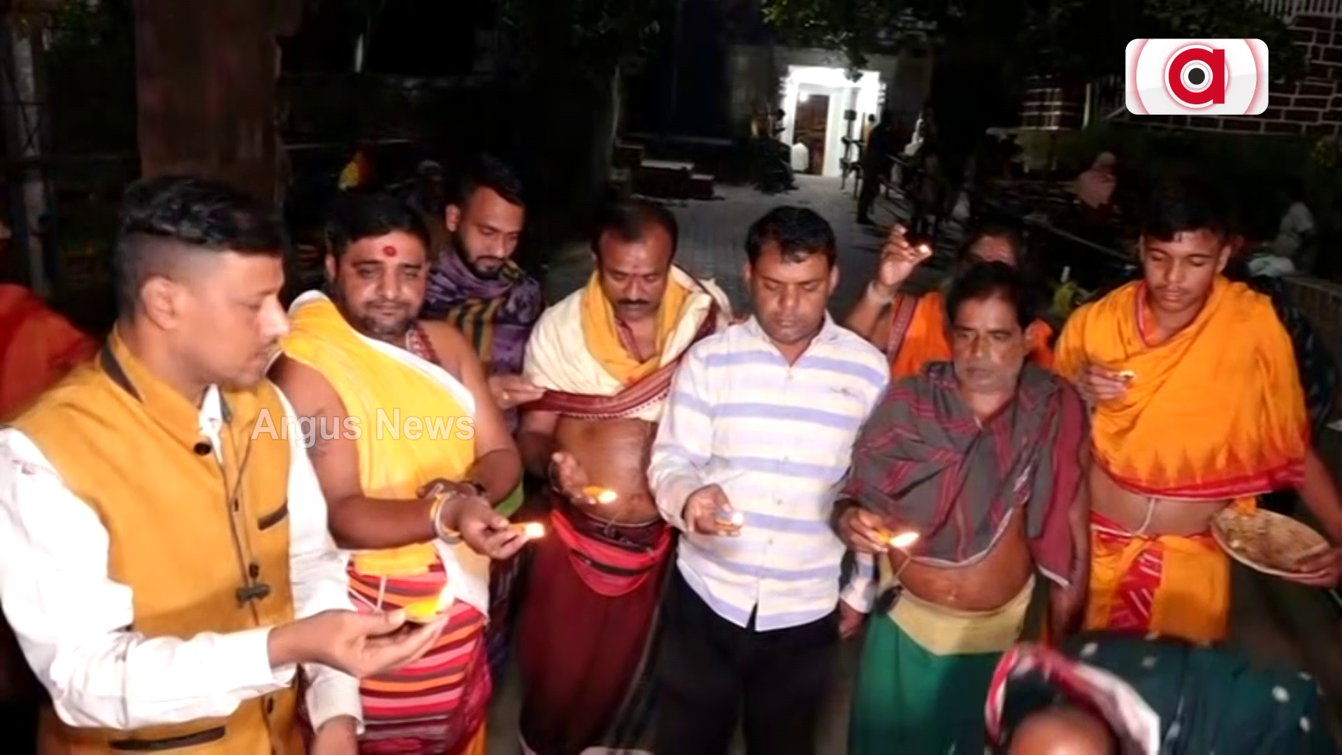 ହେତୁବାଦୀଙ୍କୁ ବିରୋଧ କରି ସନାତନ ଧର୍ମର ସୁରକ୍ଷା ଉଦ୍ଦେଶ୍ୟରେ ଶ୍ରୀ ଲିଙ୍ଗରାଜମନ୍ଦିରରେ ଦୀପ ଦାନ