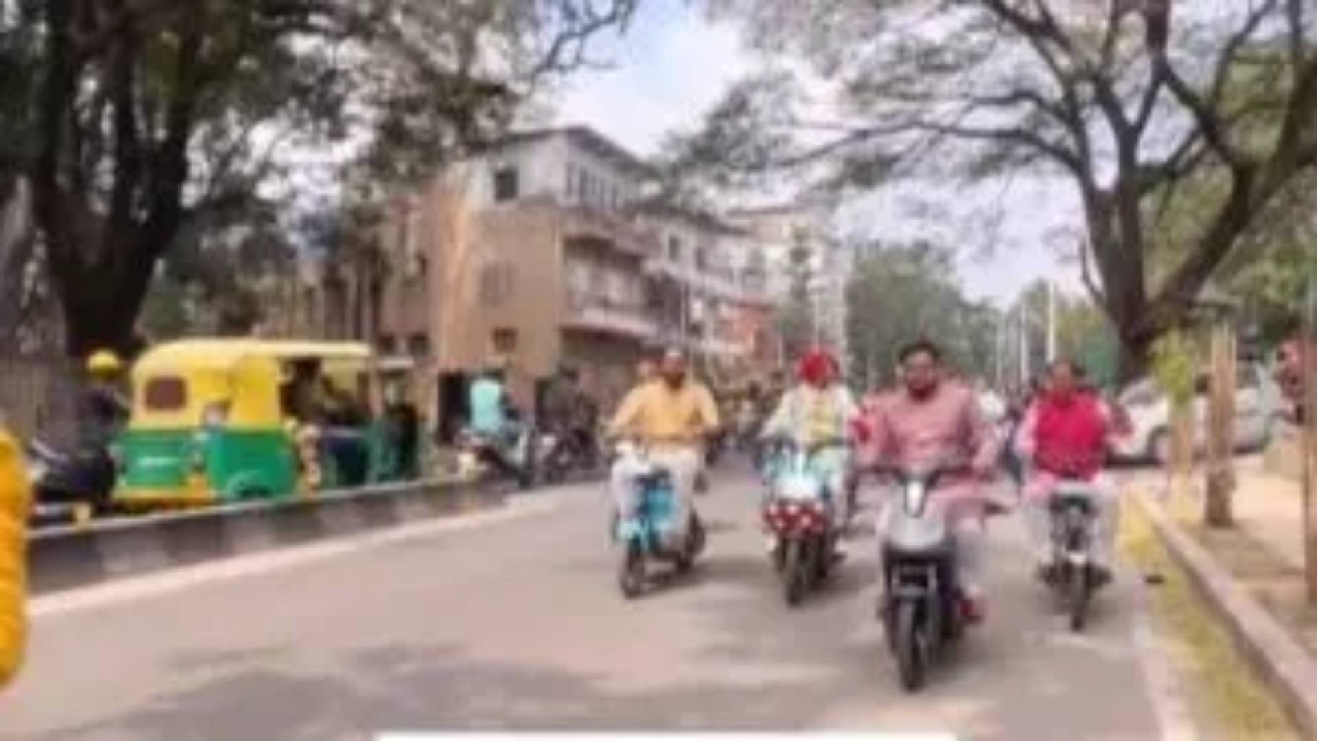 Viral Video: Groom And Baraatis Reached Wedding Venue On Yulu Bikes Dancing To Dhol Beats