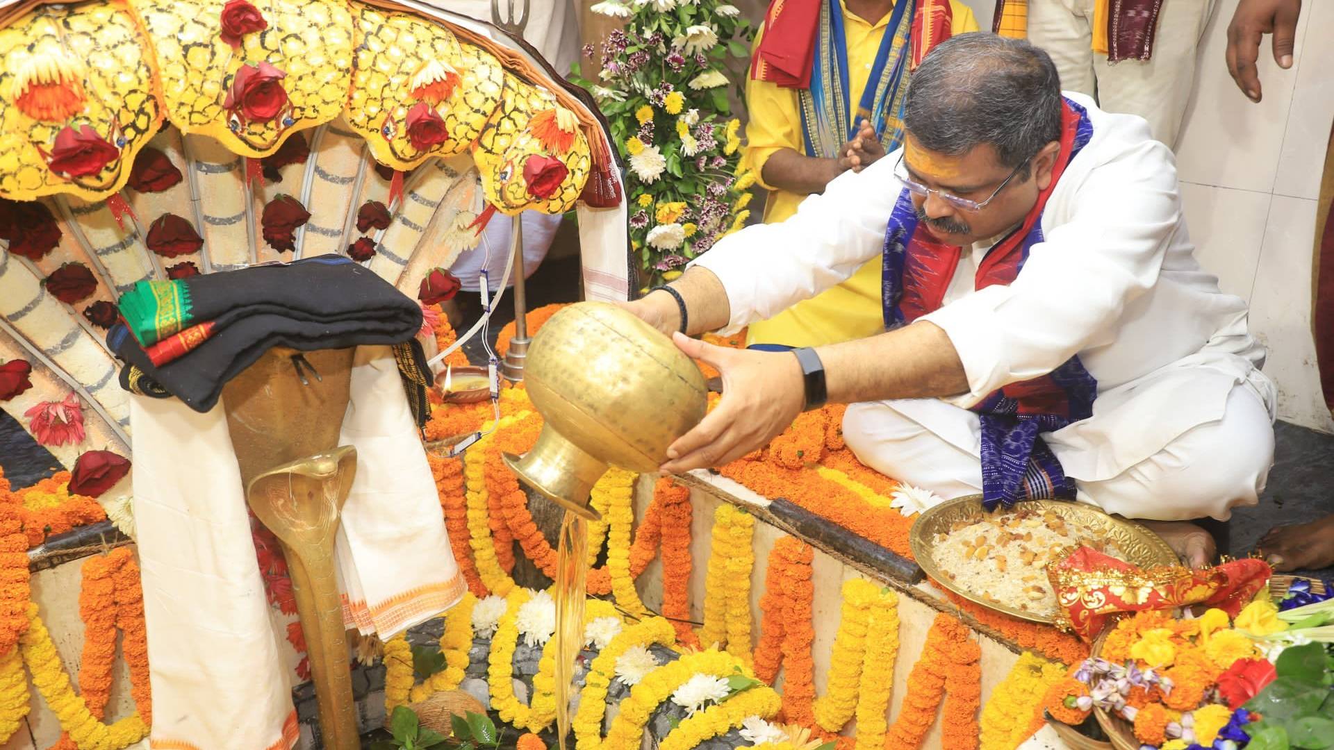Union Minister Dharmendra Pradhan Offers Prayers At Dhabaleswar Temple On Kartik Purnima