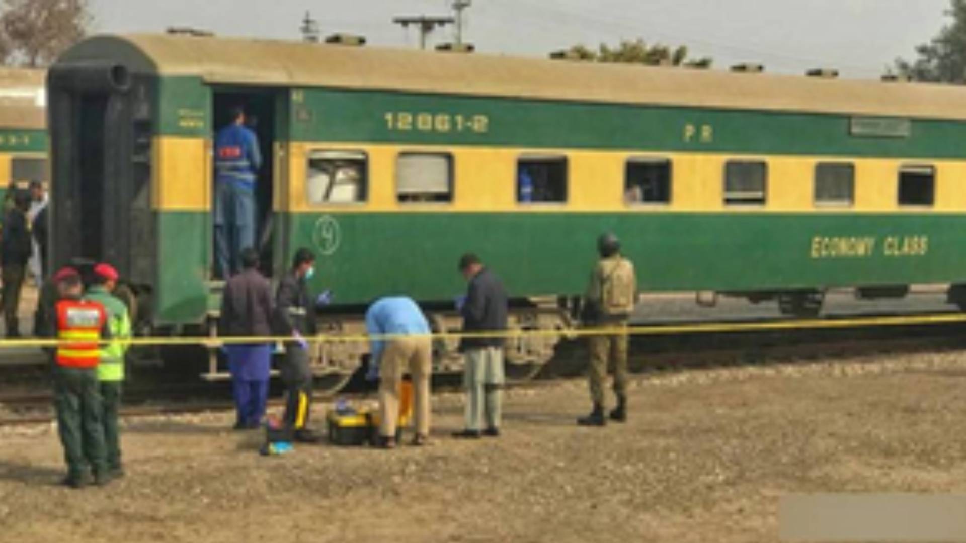 Bomb Found In Train At Karachi Station