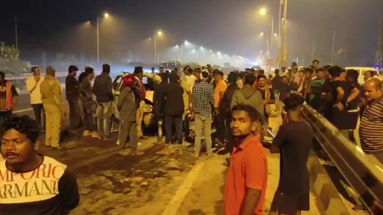 Car Hits A Stationary Hyva Truck; 1 Dead, 4 Injured