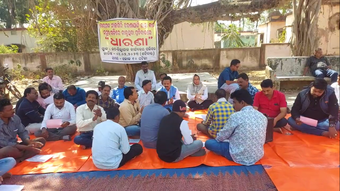 ରାସ୍ତା ପାଇଁ ଧାରଣାରେ ବିଧାୟକ