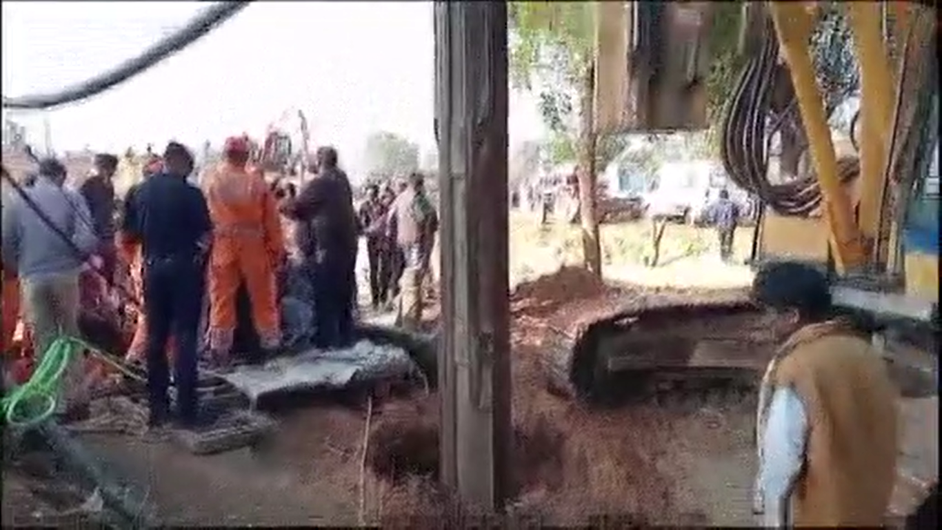 ବୋରୱେଲ୍ ଭିତରେ ଫସି ରହିଛି ୫ ବର୍ଷର ବାଳକ