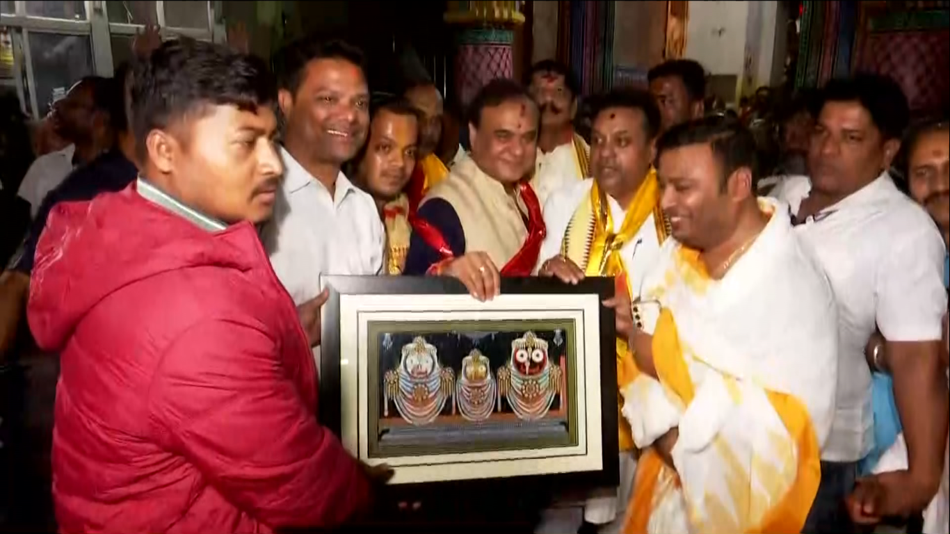 Assam CM Biswa Sarma Visits Shreemandir Along With Family