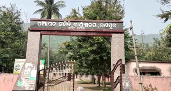 ଗ୍ରାମବାସୀଙ୍କ ଜିଦ ଆଗରେ ହାର ମାନିଲା ପ୍ରଶାସନିକ ଅଧିକାରୀ