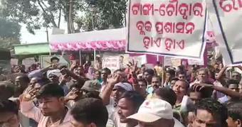 ଯନ୍ତ୍ରୀଙ୍କ ବିରୋଧରେ କାର୍ଯ୍ୟାନୁଷ୍ଠାନ ଦାବିକରି ଶତାଧିକ ଲୋକଙ୍କ ବ୍ଲକ ଘେରାଉ