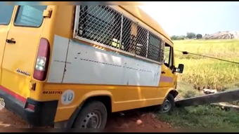 ରାସ୍ତା ତଳକୁ ଖସିଲା ସ୍କୁଲ ବସ
