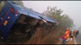 ରାସ୍ତାକଡକୁ ଓଲଟିଲା ବସ୍