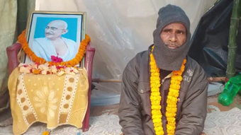 ରାସ୍ତା ଉଚ୍ଛେଦ ଦାବୀରେ ଅନଶନରେ ବସିଲେ ବୃଦ୍ଧ