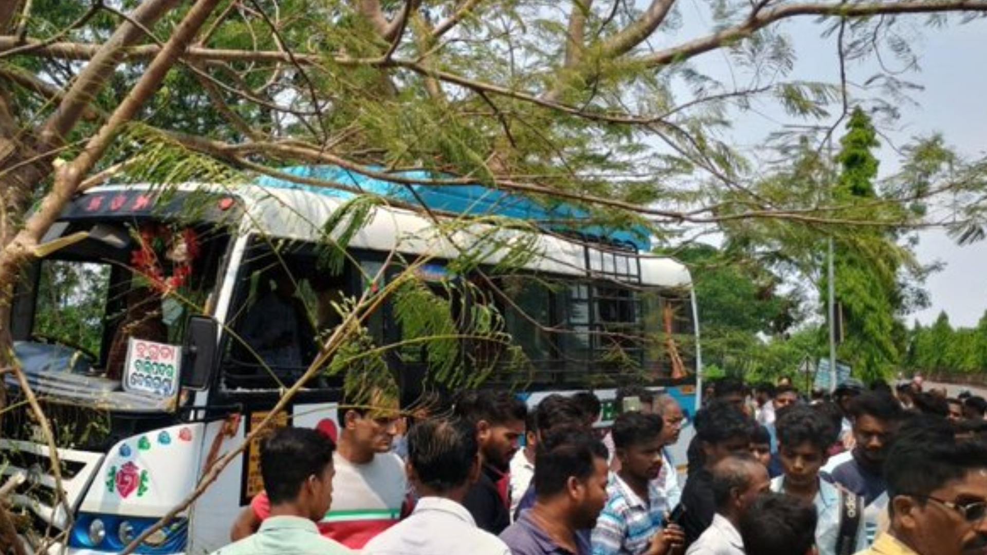 15 Injured As Bus Rams Into Roadside Tree In Ganjam