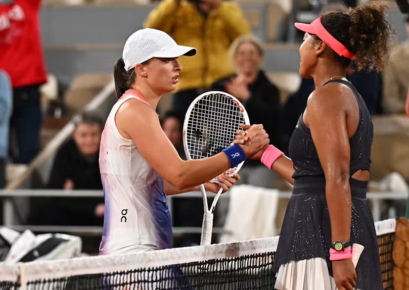 French Open: Iga Swiatek saves match point to beat Naomi Osaka