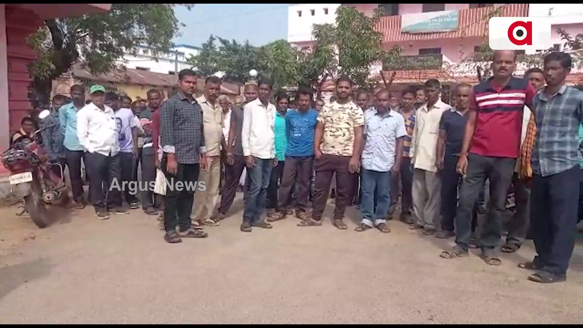 ଥାନା ଘେରିଲେ ଶତାଧିକ ଗ୍ରାମବାସୀ