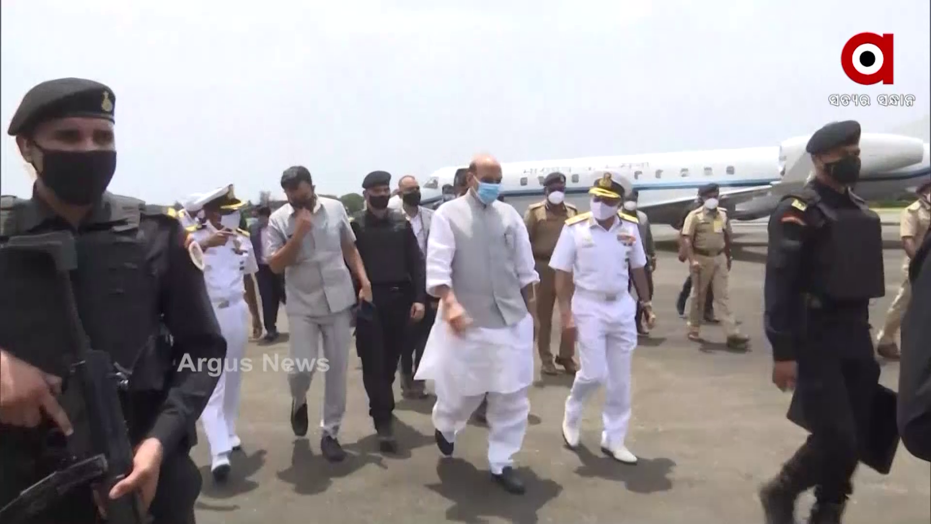 INS ଗରୁଡାରେ କେନ୍ଦ୍ର ମନ୍ତ୍ରୀ
