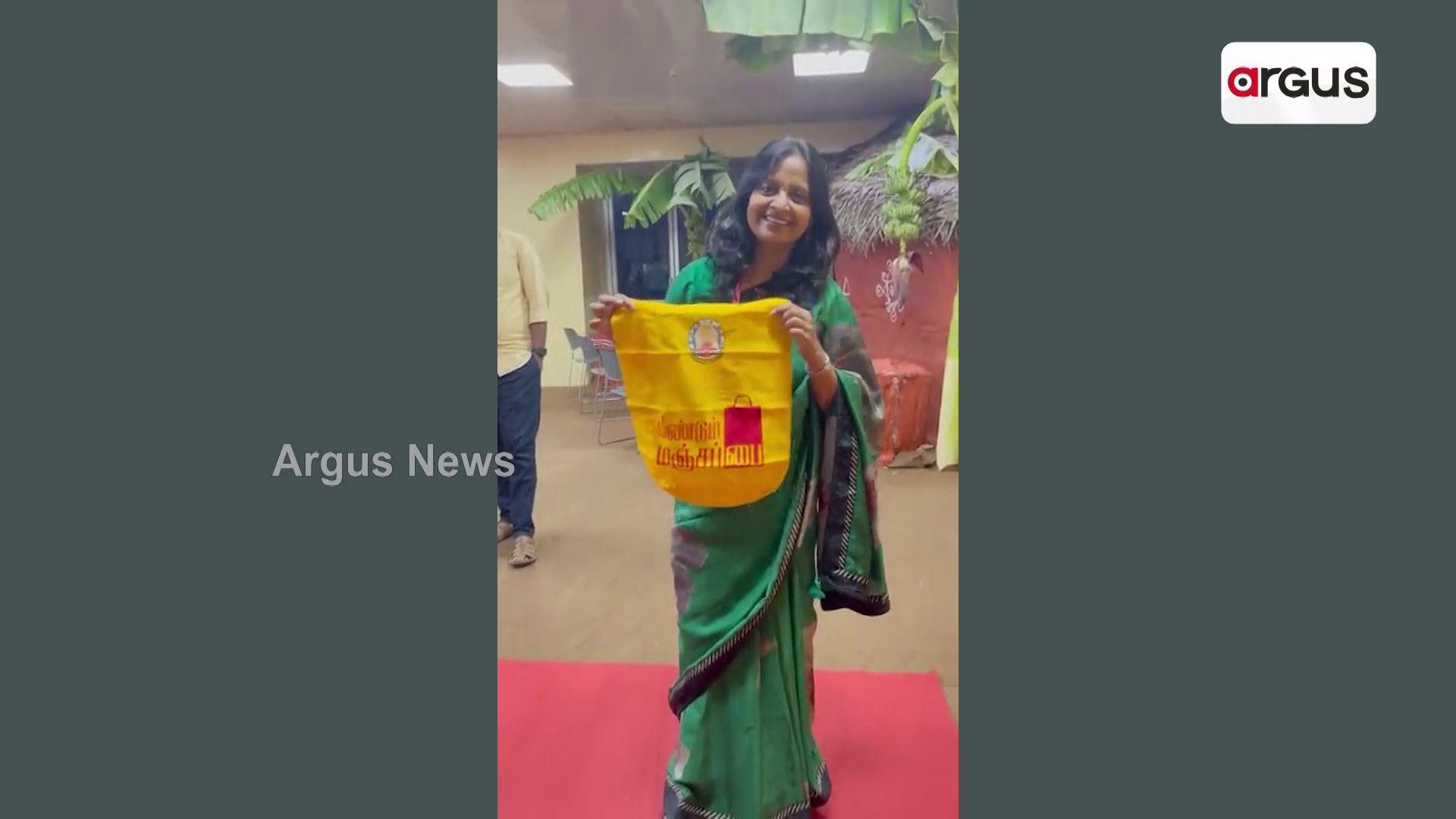ମେସିନ୍ ରୁ ବାହାରୁଛି କପଡା ବ୍ୟାଗ୍